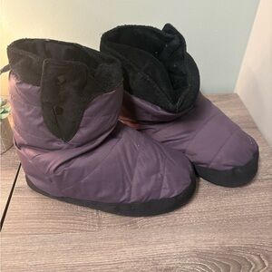 REI Slippers Puffer Sleeping Bag. Comfy and soft. Size Medium. I’m an 8.5 shoe.